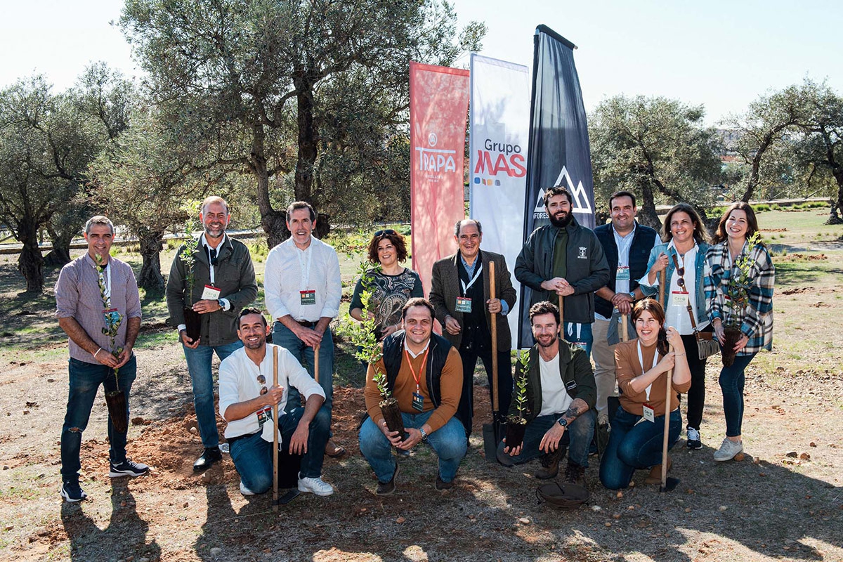 CHOCOLATES TRAPA Y GRUPO MÁS REFORESTAN EL PARQUE DE LA COLINA  EN DOS HERMANAS