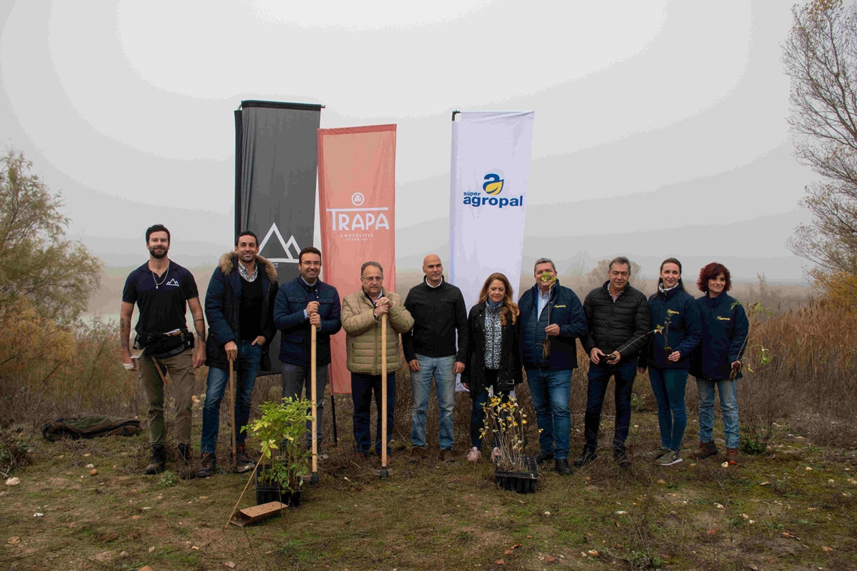 CHOCOLATES TRAPA Y SÚPER AGROPAL REFORESTAN LA LOCALIDAD  DE PEÑAFIEL (VALLADOLID) CON LA PLANTACIÓN DE 2.000 ÁRBOLES 