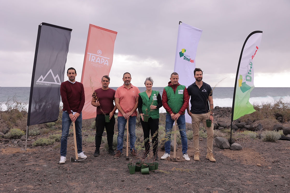 CHOCOLATES TRAPA Y LOS TRABAJADORES DE HIPERDINO REFORESTAN LA LOCALIDAD DE ARAFO (TENERIFE) CON LA PLANTACIÓN DE 1.000 ÁRBOLES 